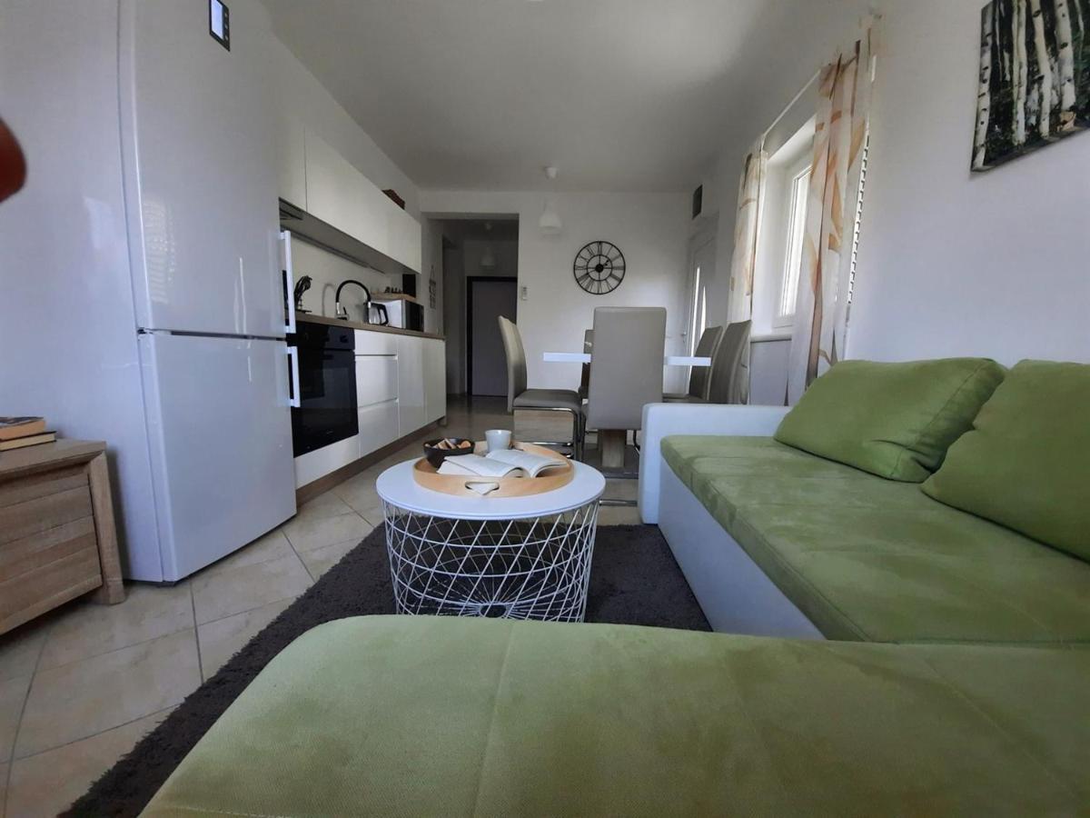 Apartments Adrijana Малинска Экстерьер фото